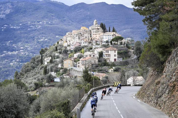 Des coureurs dans une descente lors de l'étape 7 entre Nice et Auron 